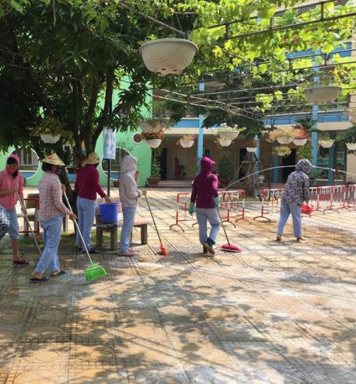 Tập thể giáo viên, nhân viên trường mầm non Phúc Đồng tổng vệ sinh toàn trường chuẩn bị cho  năm học mới 2017-2018